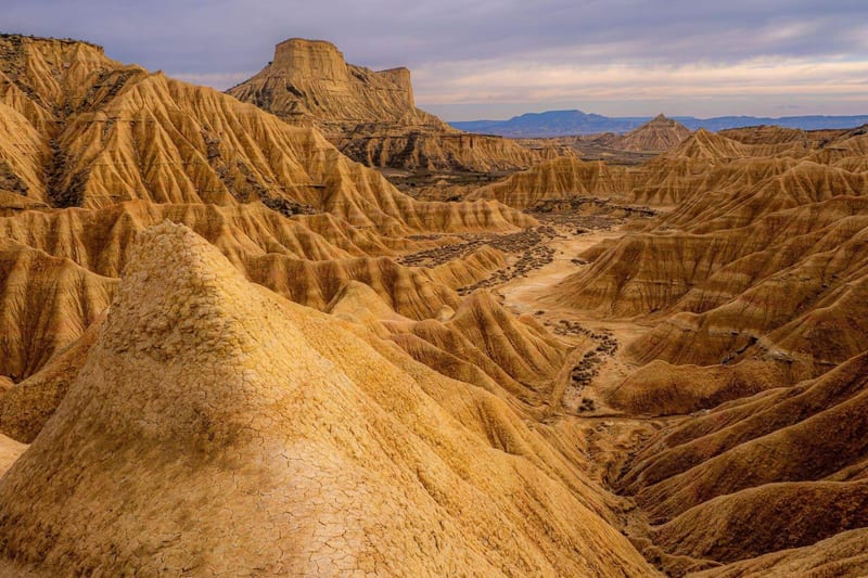 Cerros y barrancos de arcilla en las Bardenas Blancas, Bardenas Reales