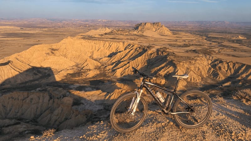 La bici en un mirador sobre las Bardenas Blancas, Bardenas Reales
