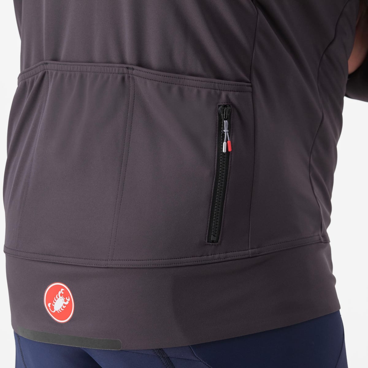 Chaqueta Castelli Alpha Ultimate Insulated gris oscuro: bolsillo trasero con cremallera, foto de catálogo