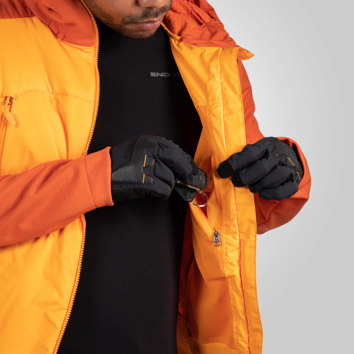 Chaqueta Endura MT500 Freezing Point II naranja: detalle de la cremallera y el bolsillo de pecho, foto de catálogo