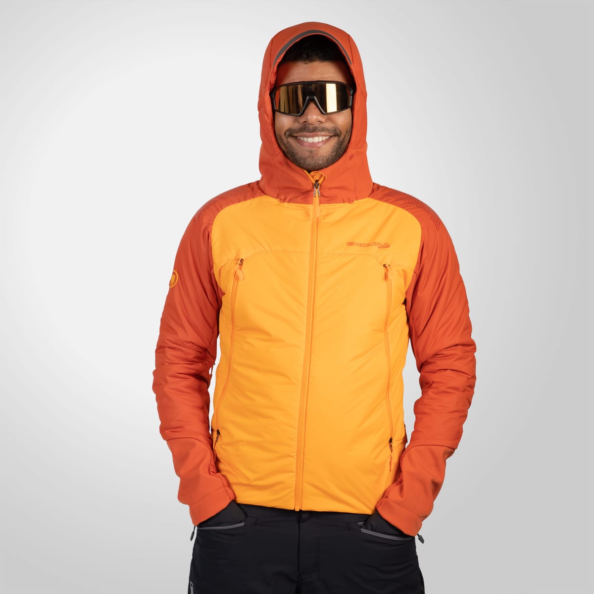 Chaqueta Endura MT500 Freezing Point II naranja: puesta, con la capucha sobre la cabeza, foto de catálogo