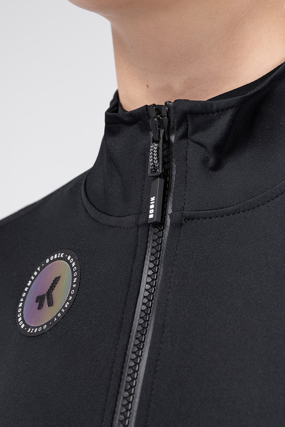 Chaqueta Gobik Armour 3.0 negra: detalle del cuello y la cremallera, foto de catálogo