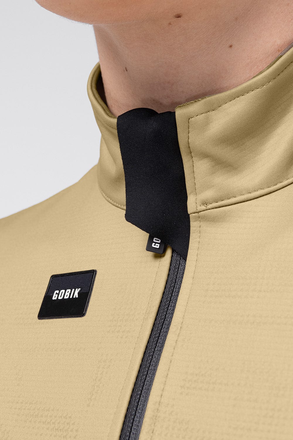 Chaqueta Gobik Skimo Pro 2.0 beige: detalle del cuello alto y la cremallera, foto de catálogo