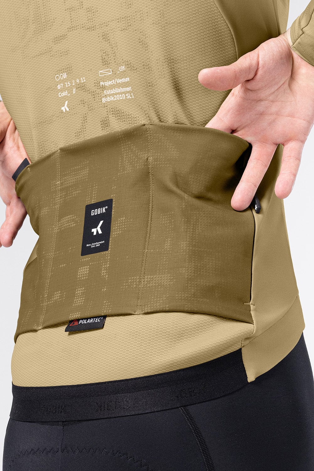 Chaqueta Gobik Skimo Pro 2.0 beige: bolsillos traseros abiertos, foto de catálogo