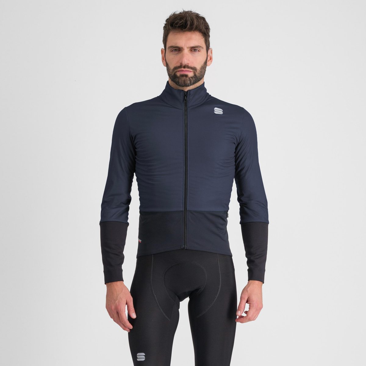 Chaqueta Sportful Total Comfort azul marino con mangas negras, puesta, foto de catálogo