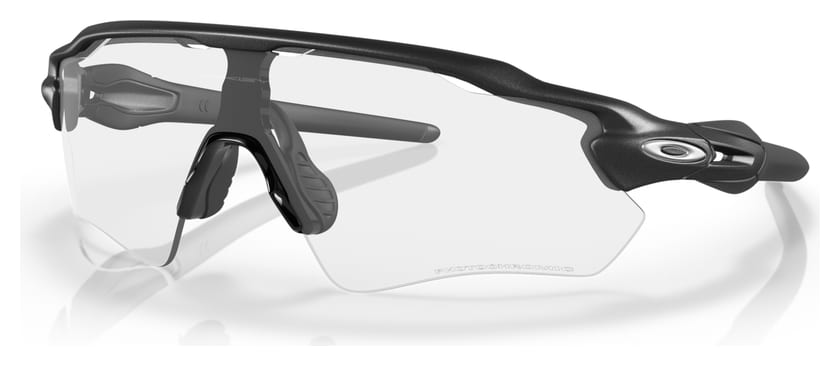 Gafas Oakley Radar EV Path de montura gris oscura metalizada y lente fotocromática transparente, vistas de tres cuartos