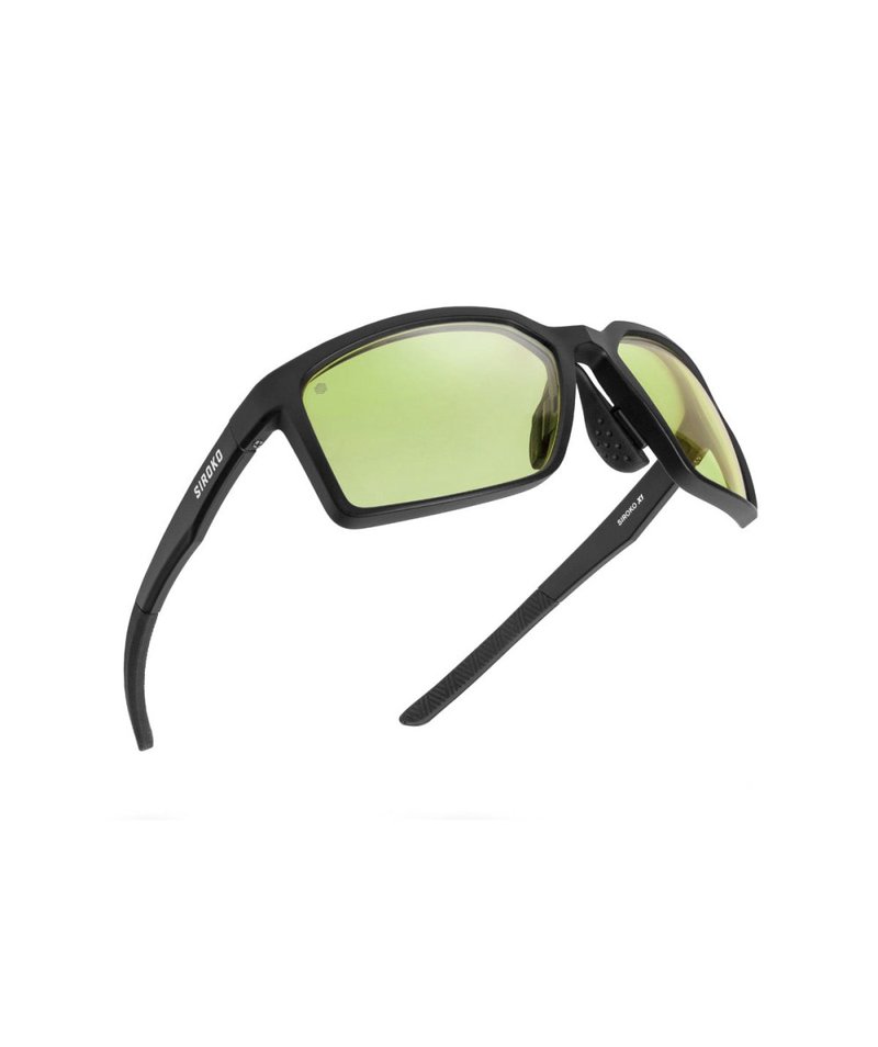Gafas Siroko X1 Photochromic Aneto de montura negra completa y lente verde clara, vistas de tres cuartos