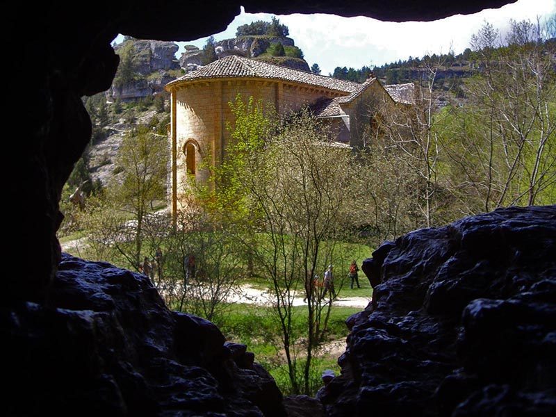 Ermita de San Bartolome desde el interior de la cueva