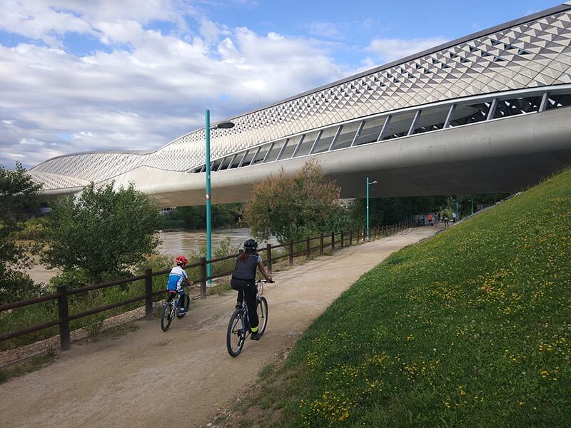 Pabellón Puente de Zaragoza en bicicleta