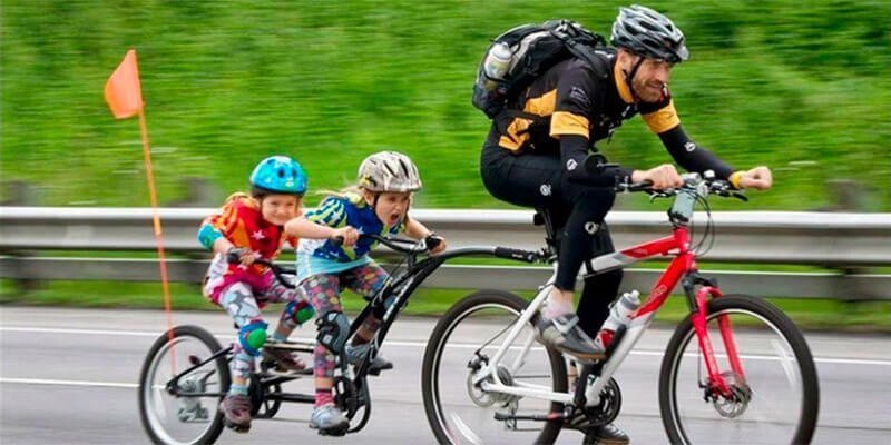 Cómo remolcar niños en bici